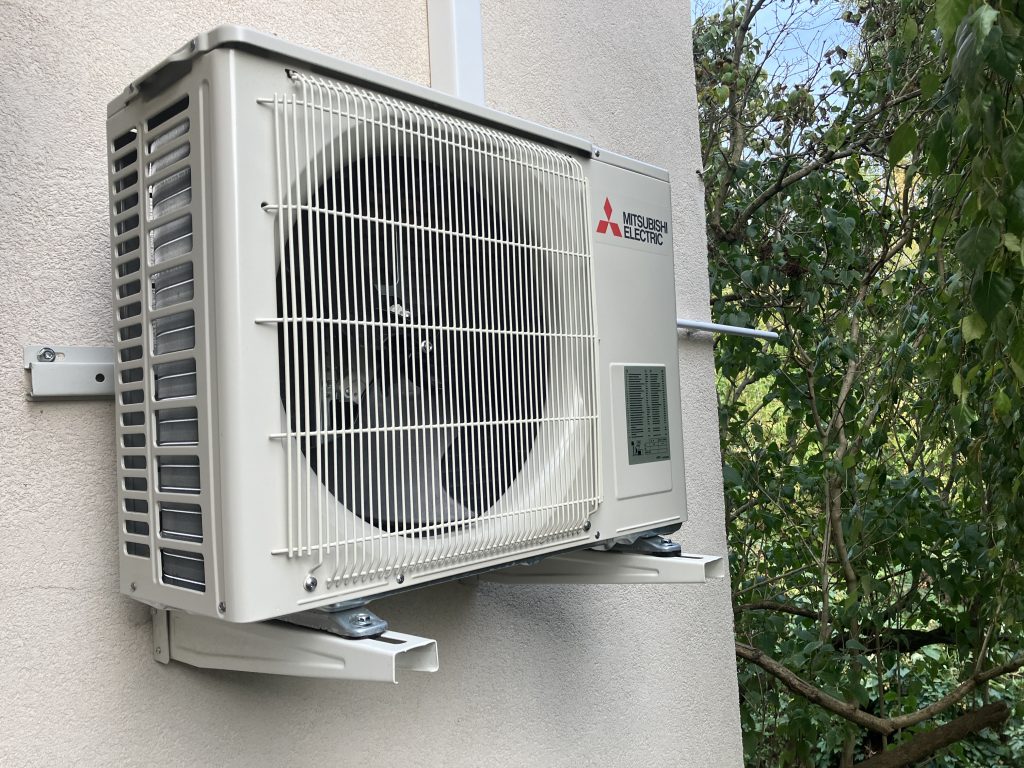 Klimatyzator na balkonie czy elewacji?